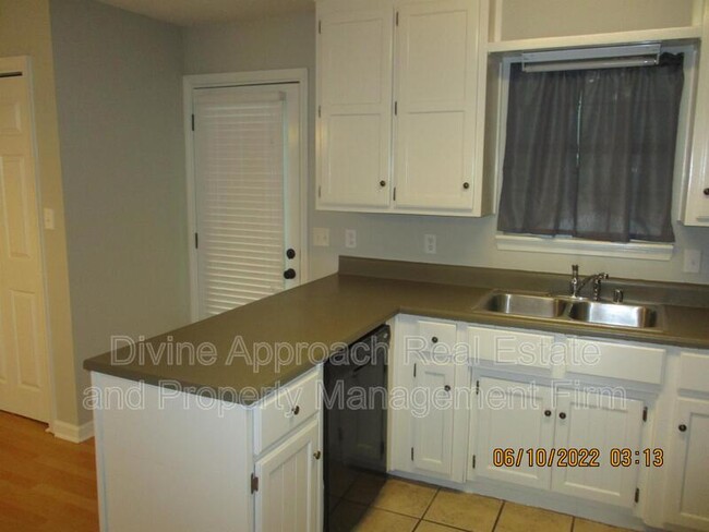 Building Photo - 830 Jamestown Manor Park