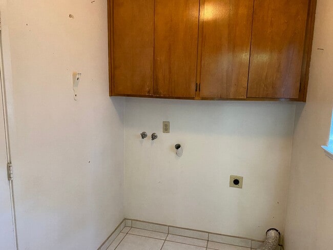 Building Photo - 3 Bedroom 2 Bath Home