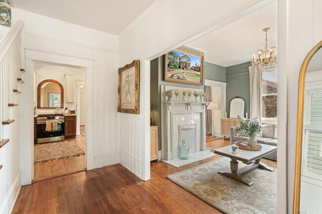 Building Photo - Charming 3 Bedroom Home Near Downtown Savannah with Flex Room & Fenced Yard