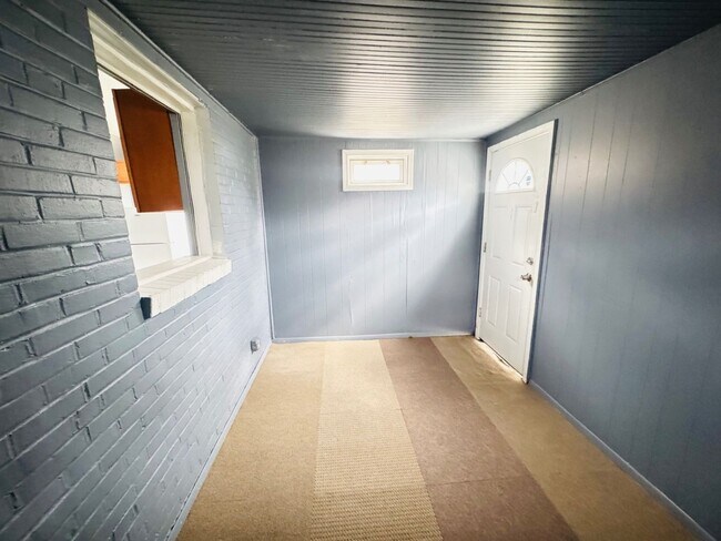 Building Photo - Comfort Meets Convenience: Beautiful 5-Bedroom Single-Family Home Family-Friendly