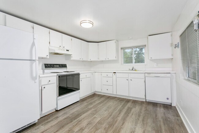 Building Photo - 2BR Upstairs Unit with Mountain Views & Private Yard – Tacoma Living at Its Best