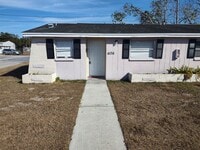 Building Photo - Enjoy the convenience and comfort of this 2/1 apartment in New Port Richey.