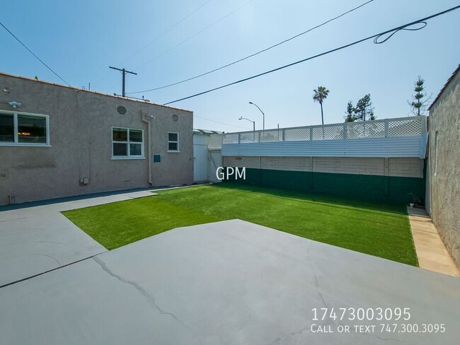 Building Photo - 723 W Doran St