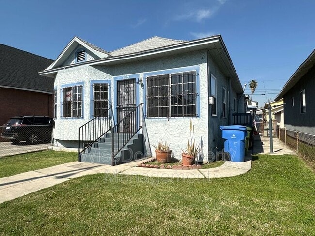 Building Photo - 155 W 43rd St