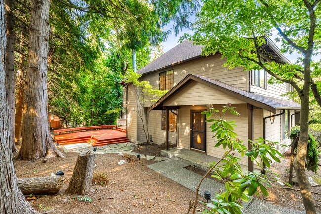 Building Photo - 3BD 2BA Townhouse - 1 Car Detached Garage