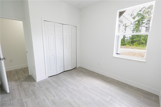 Building Photo - 871 Duplex St E