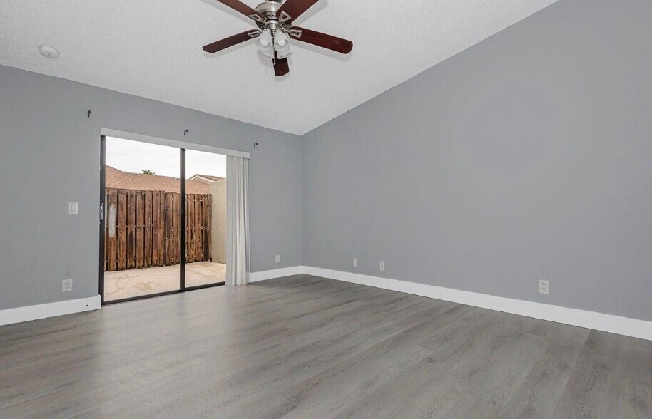 Building Photo - 161 Meadows Dr