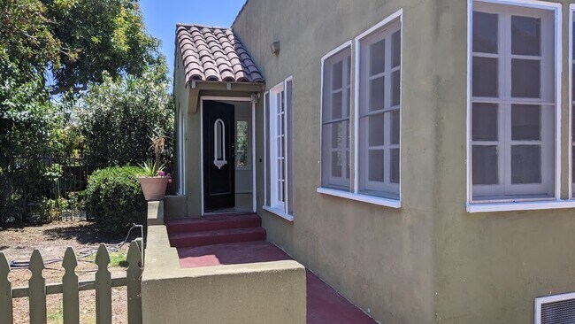 Building Photo - 2213 Carmona Ave