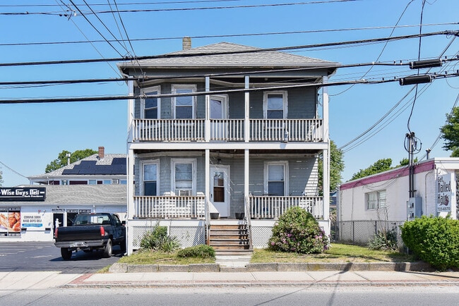 Building Photo - 979 Mineral Spring Ave