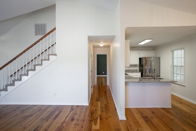 Building Photo - 537 Cedar Rock Dr