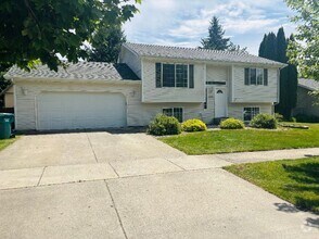 Building Photo - Home in Hayden!