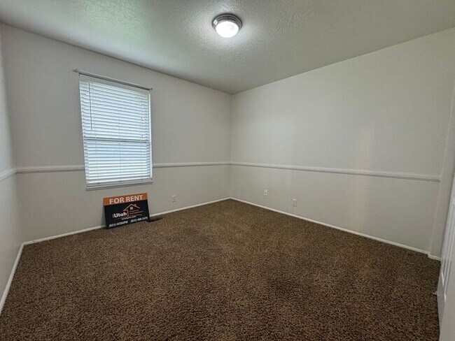 Building Photo - 3 bdrm 1 bath Home. Move in Ready!