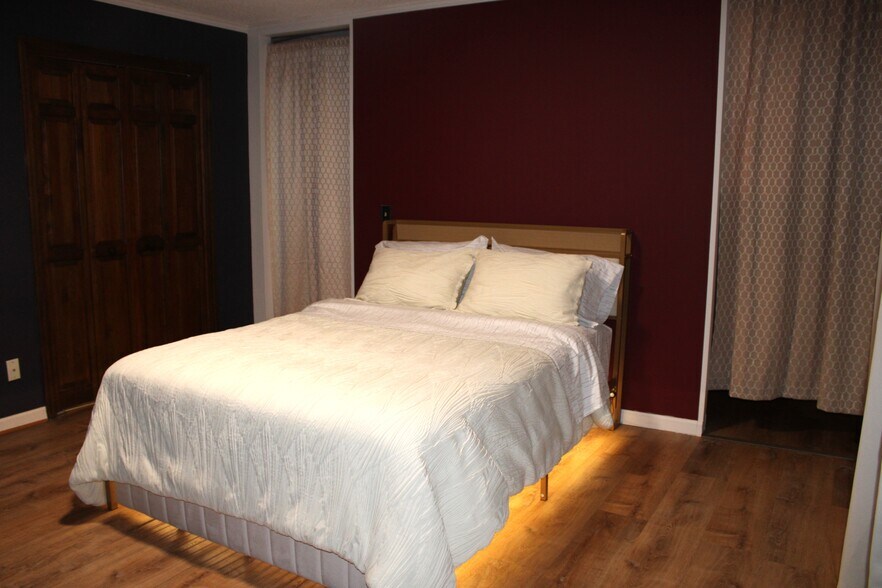 Main Level Queen Bedroom - 2115 Pineshore Ct