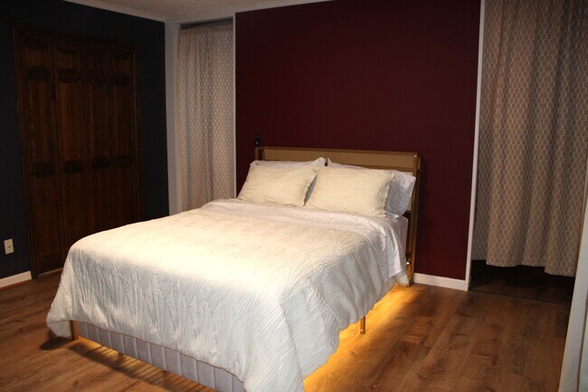 Main Level Queen Bedroom - 2115 Pineshore Ct