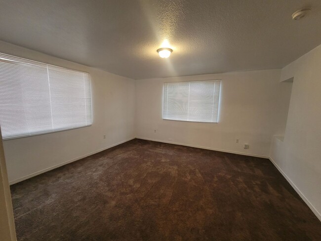 Building Photo - Ready to View!!