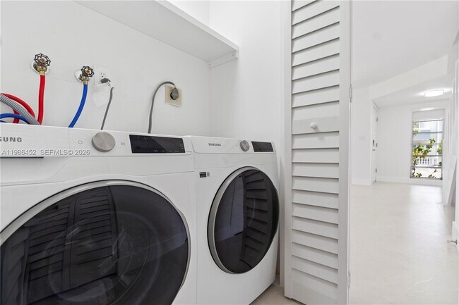 Building Photo - 3597 SW 17th St