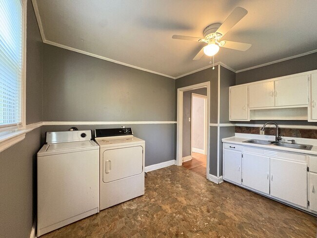 Building Photo - 2 Bedroom, 1 Bathroom House in Winston-Salem!