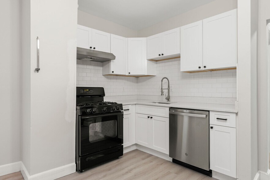 Building Photo - 122 Saratoga St