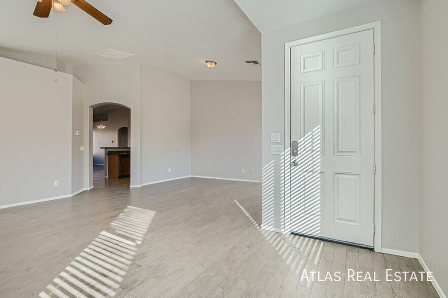 Building Photo - 9414 W Heber Rd