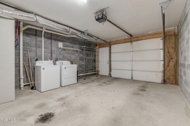 Building Photo - 2305 S Greenwood Dr