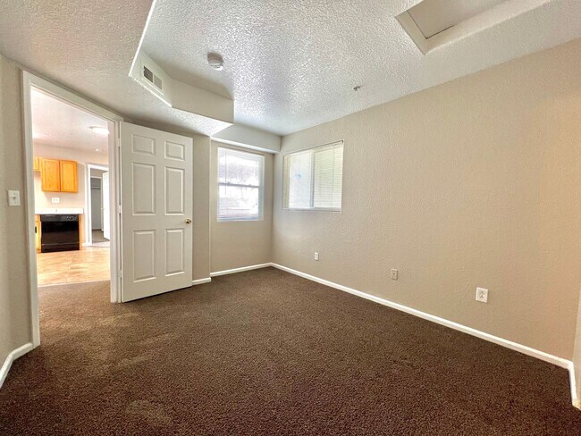 Building Photo - 2 Bed Apartment in the Sable Cove Condomin...