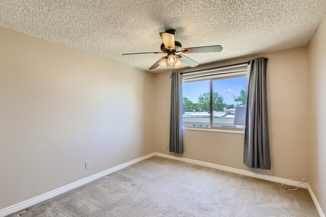 Building Photo - 8476 E Chaparral Rd