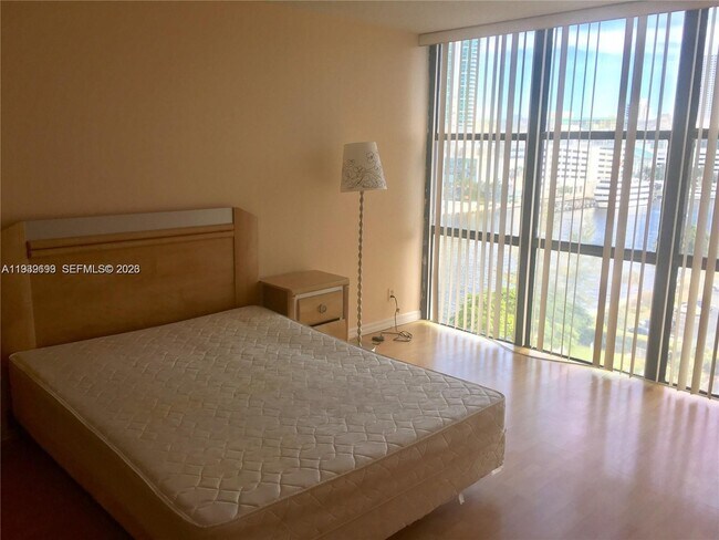 Building Photo - 800 Parkview Dr