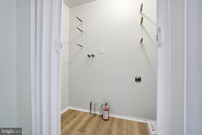 Building Photo - 7 Riverview Pl