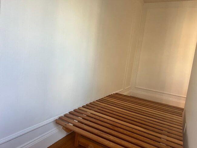 Building Photo - Russian Hill Large Studio Condo!