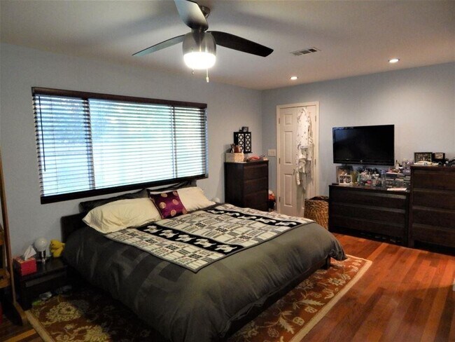 Building Photo - Beautifully remodeled East Davis home available August 5!