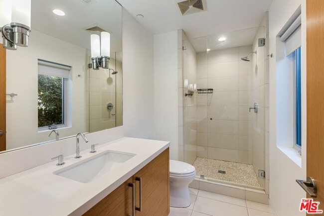 Building Photo - 547 Huntley Dr