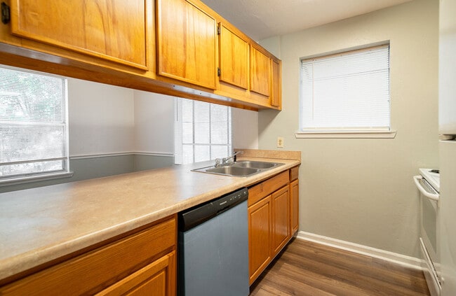 Building Photo - 1818 Sylvan Ct