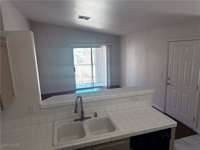 Building Photo - 2110 Los Feliz St