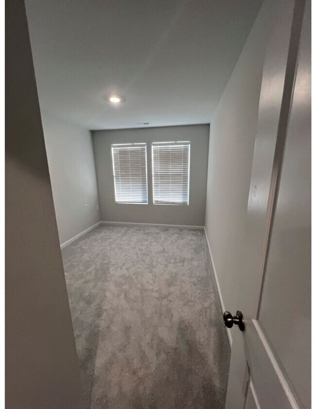 Building Photo - Three Bedroom Home