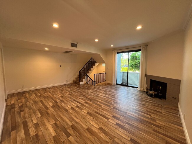 Building Photo - MOVE-IN READY, upgraded 3+3 w/bonus room!