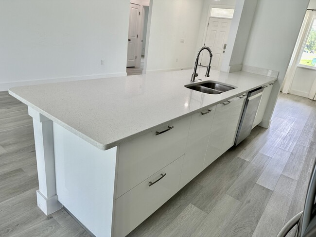 Building Photo - SHARING A BEAUTIFUL LARGE HOME