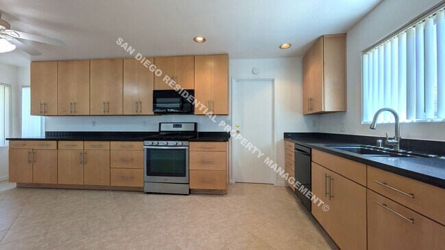 Building Photo - Spacious 3-Bedroom, 2-Bath Home Near the B...