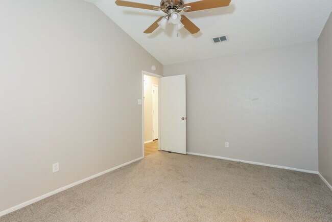 Building Photo - 3900 Dogwood Ct