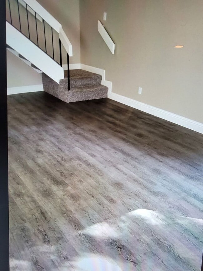 Building Photo - Beautifully Updated 2 Story Unit