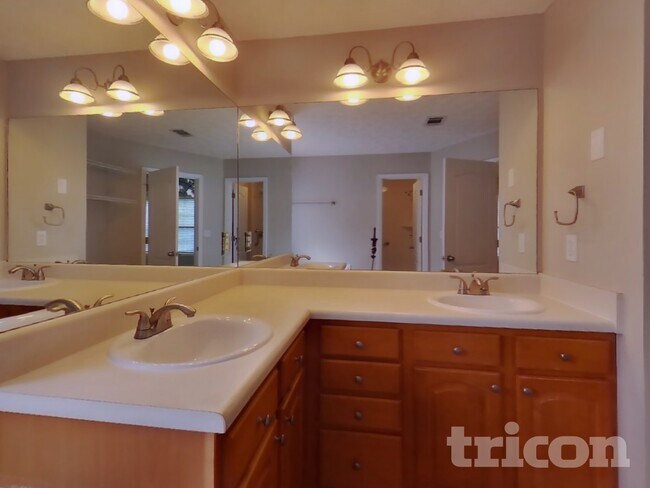 Building Photo - 8870 Mae Ct