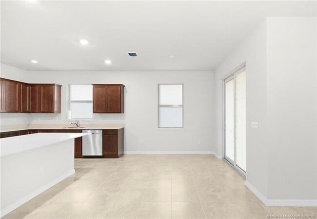 Building Photo - 10596 SW Morning Glory Dr