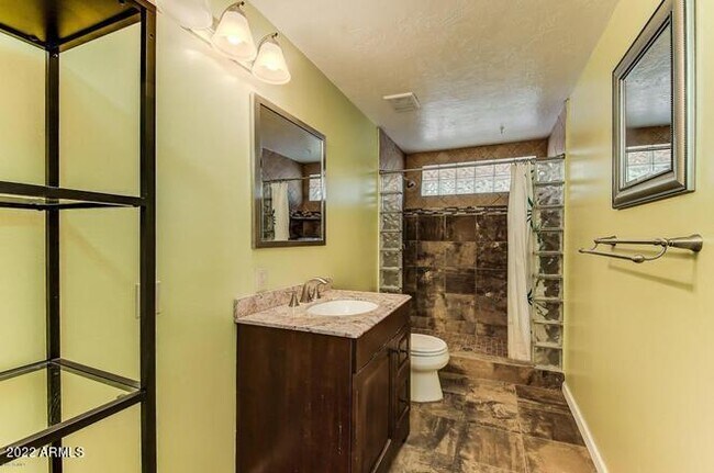 Building Photo - 137 E Fremont Dr