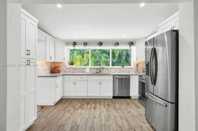 Building Photo - 2311 SW 9th Ave