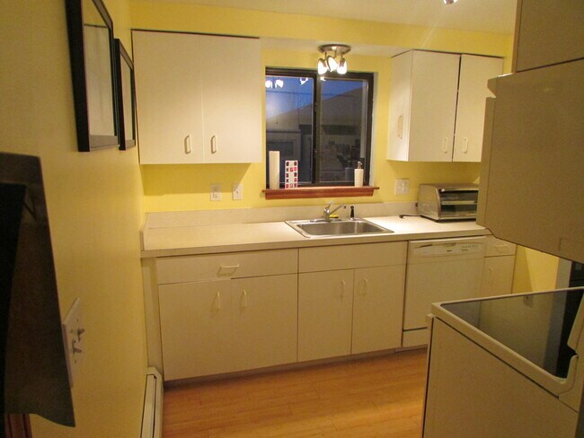 Building Photo - 3896 Ridge Lea Rd