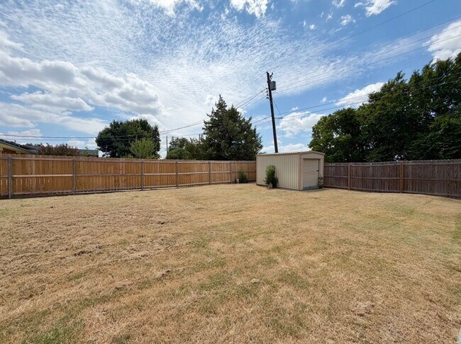 Building Photo - 2712 NW Hilltop Dr