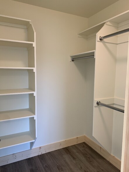 Building Photo - 995 Advance Dr