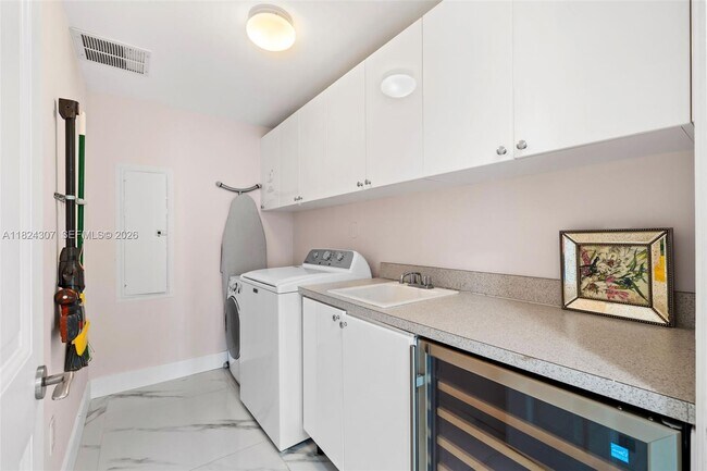 Building Photo - 17875 Collins Ave