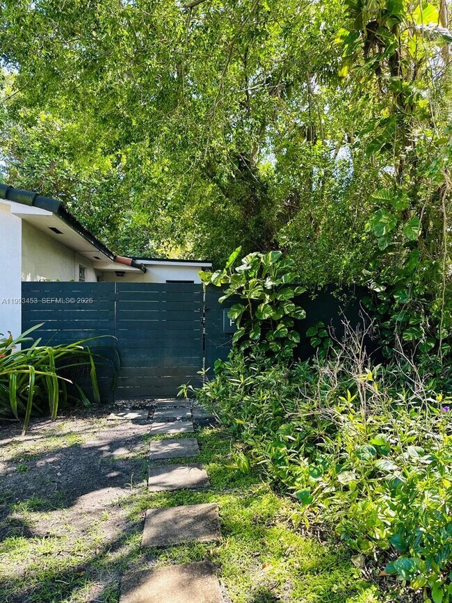 Building Photo - 1002 NE 119th St