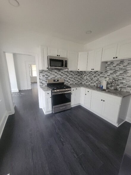 Building Photo - 1649 Dyre St