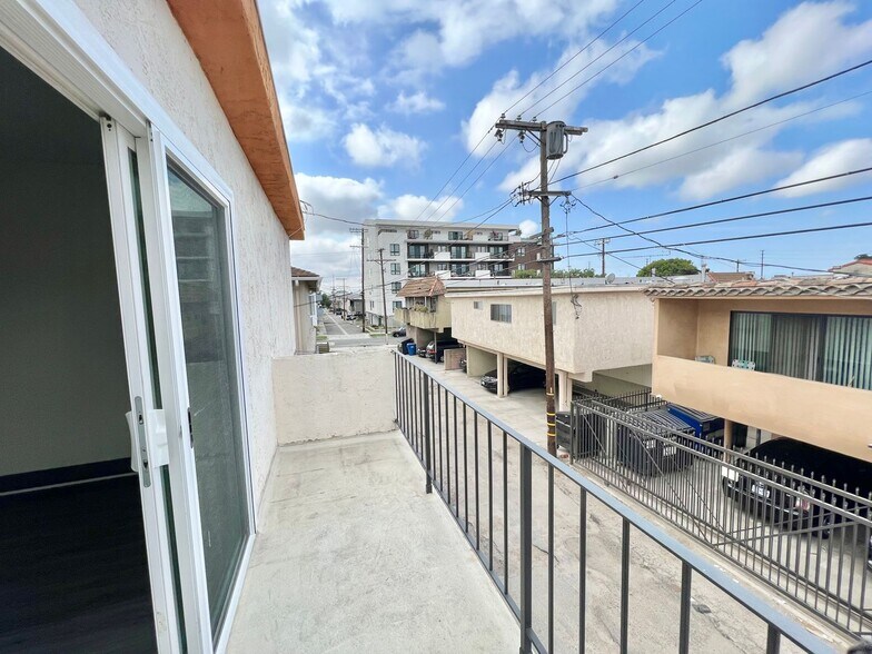 Building Photo - 3359 Mentone Ave